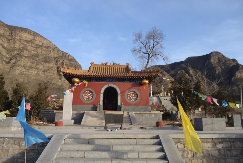 二是依托龙庆峡,石京龙滑雪场旅游景区及村内的黄柏寺,改造闲置农宅