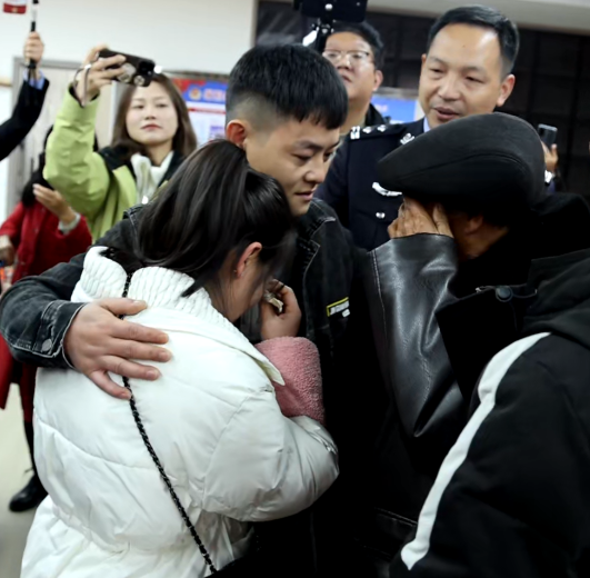 蔡炎将姐姐紧搂在怀里.png