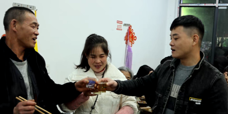 蔡炎与家人共同举杯.png