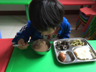 “8元”一名在训残障孩子的午餐补贴